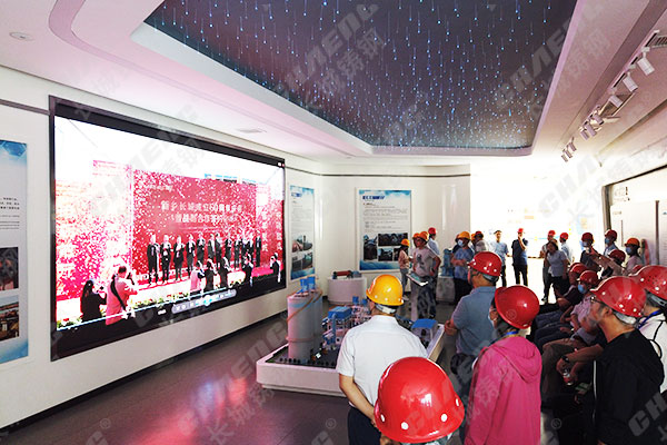 近日有大批客戶來長城鑄鋼進(jìn)行參觀學(xué)習(xí)