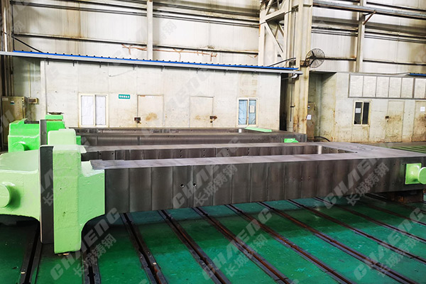 鑄鋼件廠家生產(chǎn)軋機(jī)牌坊時(shí)使用砂型鑄造會(huì)有哪些優(yōu)缺點(diǎn)？